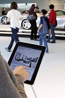 Im Rahmen der aktuellen Sonderausstellung Supersportwagen wurde die iPhone Applikation „Mercedes-Benz Sports Cars in einer Universal Version für das iPad optimiert und im Ausstellungsraum eine Lounge mit iPads eingerichtet. Foto: Mercedes/auto-reporter